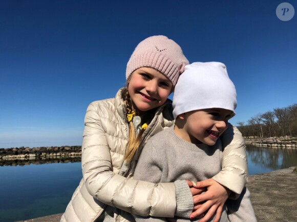 La princesse Estelle et le prince Oscar de Suède photographiés en avril 2019 par leur mère la princesse héritière Victoria de Suède.