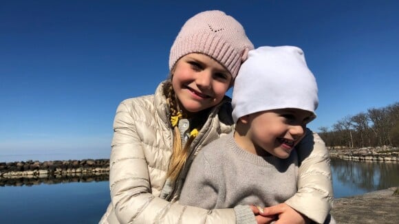 Victoria de Suède : Estelle et Oscar câlins, grand bleu et grand air pour Pâques