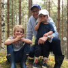 La princesse Estelle et le prince Oscar de Suède font un petit goûter en forêt avec leur papa le prince Daniel lors de vacances en famille au cours de l'été 2018, photo Instagram de la princesse héritière Victoria de Suède.