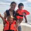 La princesse Victoria de Suède avec ses enfants Estelle et Oscar en bateau dans le détroit de Kalmar lors de ses vacances en famille au cours de l'été 2018, photo Instagram du prince Daniel.