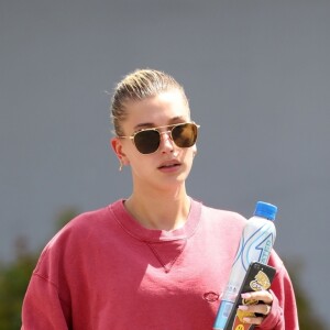 Hailey Baldwin (Bieber) sort de son cours de pilates en courant à Los Angeles le 18 avril 2019.