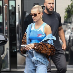 Exclusif - Hailey Baldwin à la sortie de la bijouterie "XIV Karats" à Beverly Hills. Los Angeles, le 11 avril 2019.