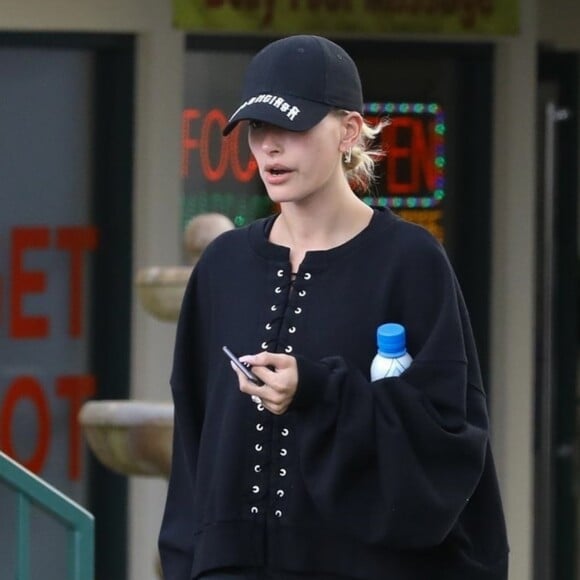 Exclusif - Hailey Baldwin à la sortie de son cours de yoga à Los Angeles, le 11 avril 2019.