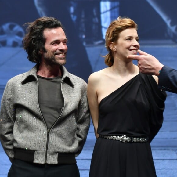 Cathy Verney, Romain Duris, Céline Sallette et Philippe Rebbot lors de la soirée d'ouverture de la 2e édition du "CanneSéries" au palais des Festivals à Cannes, France, le 5 avril 2019. © Rachid Bellak/Bestimage
