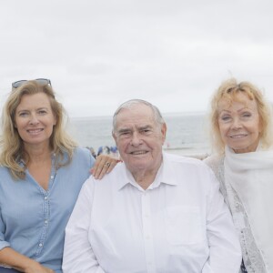 Isabelle Aubret, Julien Lauprêtre (Président du secours populaire français) et Valérie Trierweiler participent à la 'La Journée des oubliés des vacances' organisée par le Secours Populaire à Cabourg, le 22 aout 2018. © CVS / Bestimage