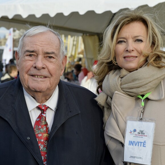 Julien Lauprêtre, Président du Secours populaire français, et Valérie Trierweiler - Le Secours populaire, Marcel Campion et le Monde Festif invitent 1000 enfants d'Ile-de-France à la Grande roue place de la Concorde à Paris le 22 décembre 2015 pour une après-midi festive avec remise de cadeaux. © Veeren / Bestimage