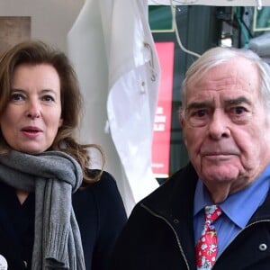 Valérie Trierweiler et Julien Lauprêtre (président du Secours Populaire français) - Distribution des cadeaux de Noël aux enfants du Secours Populaire sur les Champs-Elysées à Paris, le 20 décembre 2014.