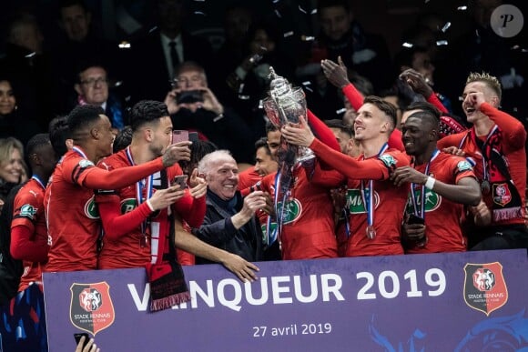 François Pinault et les joueurs du Stade Rennais fêtent leur victoire (2-2, 6-5 aux t.a.b.) en finale de la Coupe de France contre le PSG le 27 avril 2019 au Stade de France.