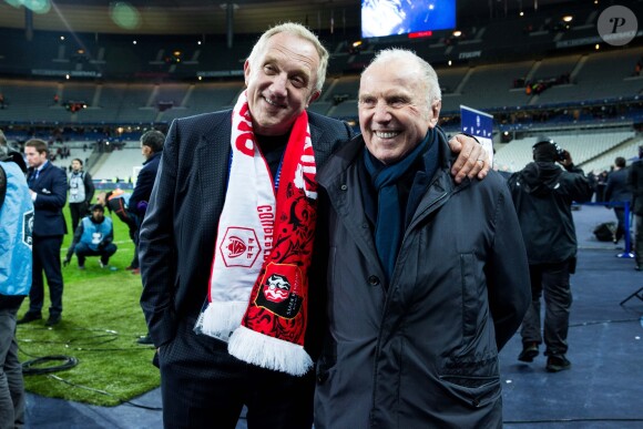 François-Henri Pinault et son père François Pinault fêtent la victoire (2-2, 6-5 aux t.a.b.) du Stade Rennais en finale de la Coupe de France contre le PSG le 27 avril 2019 au Stade de France.