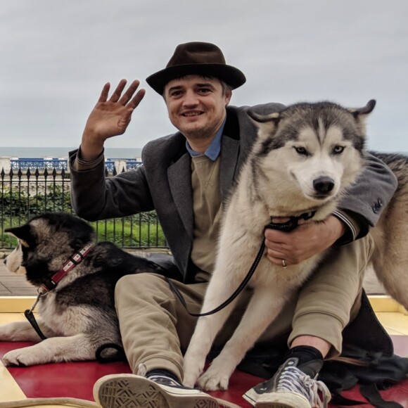 Exclusif - Pete Doherty a trouvé un nouveau moyen de transport, une charrette tirée par un cheval, lors de sa visite à Hastings. Le 24 janvier 2019