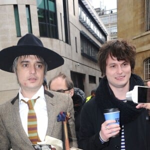 Pete Doherty quitte les studios de la BBC, dans la poche intérieur de son manteau il transporte une bouteille. Londres, le 12 avril 2019.