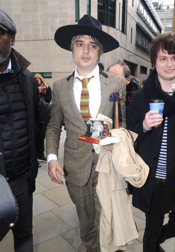 Pete Doherty quitte les studios de la BBC, dans la poche intérieur de son manteau il transporte une bouteille. Londres, le 12 avril 2019.