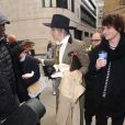 Pete Doherty quitte les studios de la BBC, dans la poche intérieur de son manteau il transporte une bouteille. Londres, le 12 avril 2019.