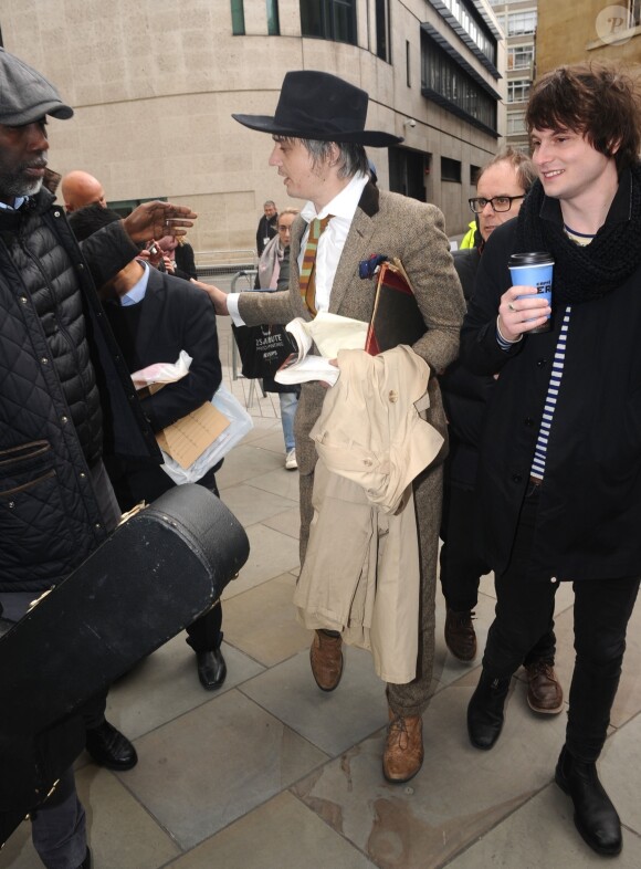 Pete Doherty quitte les studios de la BBC, dans la poche intérieur de son manteau il transporte une bouteille. Londres, le 12 avril 2019.