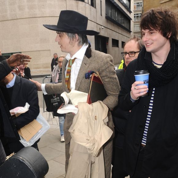 Pete Doherty quitte les studios de la BBC, dans la poche intérieur de son manteau il transporte une bouteille. Londres, le 12 avril 2019.