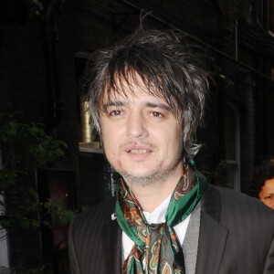 Pete Doherty et sa compagne Katia de Vidas se baladent dans le quartier de Shoreditch à Londres le 29 avril 2019. Pete a une vilaine blessure à l'index gauche.