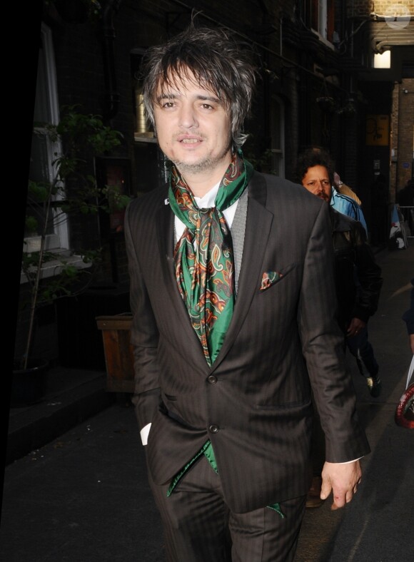 Pete Doherty et sa compagne Katia de Vidas se baladent dans le quartier de Shoreditch à Londres le 29 avril 2019. Pete a une vilaine blessure à l'index gauche.