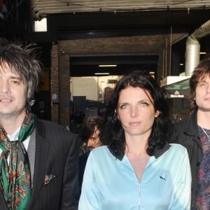 Pete Doherty et sa compagne Katia de Vidas se baladent dans le quartier de Shoreditch à Londres le 29 avril 2019. Pete a une vilaine blessure à l'index gauche.