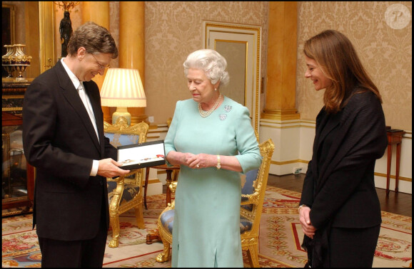 Bill et Melinda Gates avec Elizabeth II au palais de Buckingham en 2005.