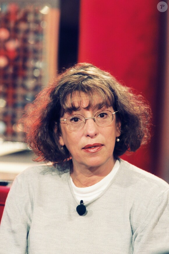 Archives - La comédienne Anémone lors de l'émission "Vivement Dimanche" à Paris, le 16 novembre 2001.