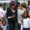 Charlize Theron fait des courses au farmers market avec ses enfants August et Jackson à Los Angeles, le 31 mars 2019