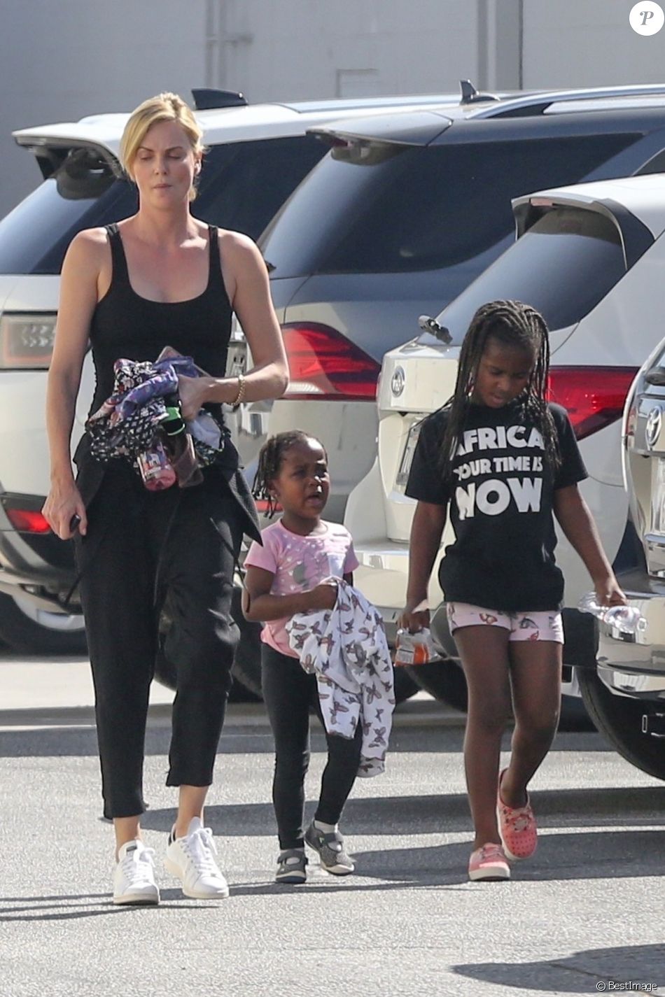 Exclusif Charlize Theron Se Promène Avec Ses Enfants Jackson Et