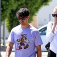 Joe Jonas et sa fiancée Sophie Turner sont allés boire un café en amoureux dans le quartier de West Hollywood à Los Angeles, le 23 avril 2019.
