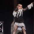 Madonna, ses hologrammes et Muluma interprètent "Medellín" lors des Billboard Music Awards à Las Vegas, le 1er mai 2019.