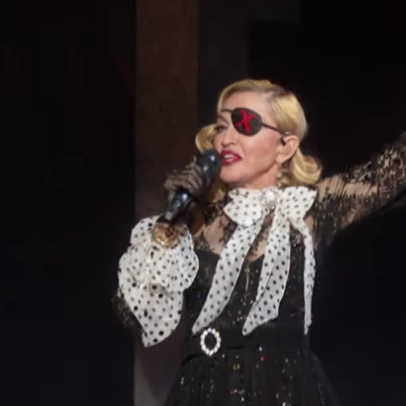 Madonna, ses hologrammes et Muluma interprètent "Medellín" lors des Billboard Music Awards à Las Vegas, le 1er mai 2019.