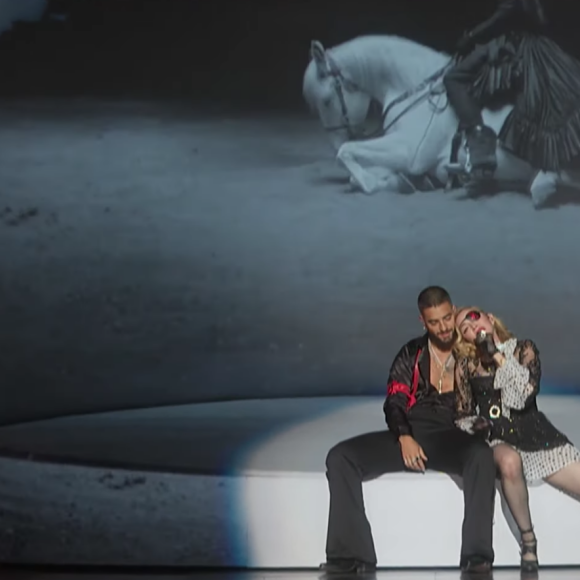 Madonna, ses hologrammes et Muluma interprètent "Medellín" lors des Billboard Music Awards à Las Vegas, le 1er mai 2019.