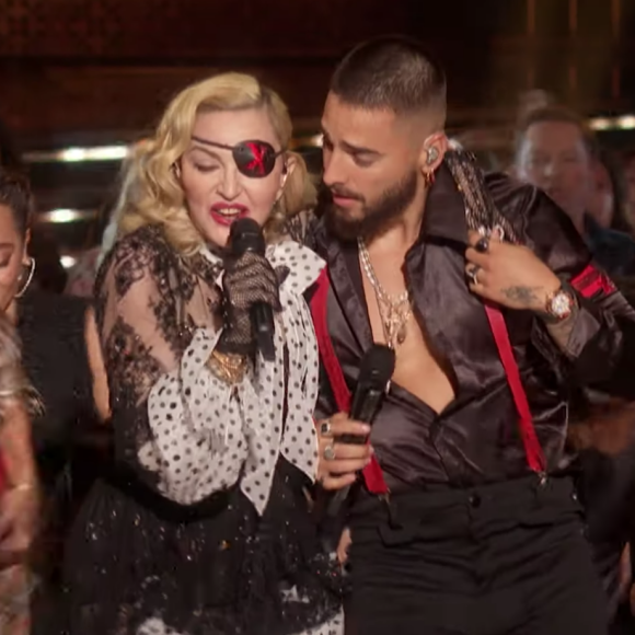 Madonna, ses hologrammes et Muluma interprètent "Medellín" lors des Billboard Music Awards à Las Vegas, le 1er mai 2019.