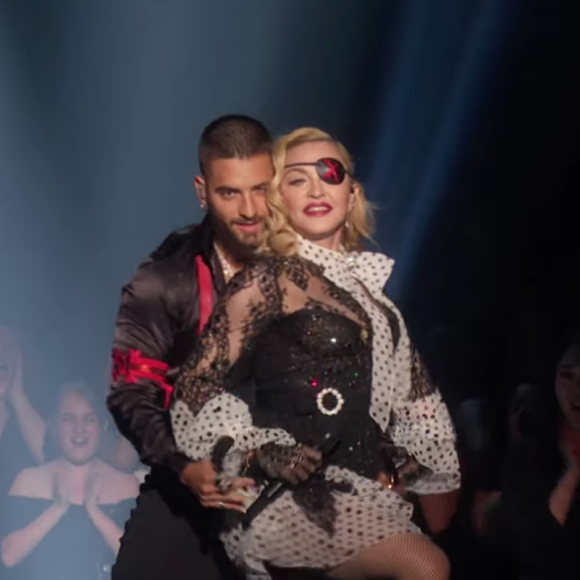 Madonna, ses hologrammes et Muluma interprètent "Medellín" lors des Billboard Music Awards à Las Vegas, le 1er mai 2019.