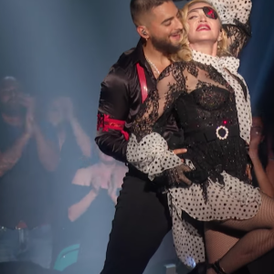 Madonna, ses hologrammes et Muluma interprètent "Medellín" lors des Billboard Music Awards à Las Vegas, le 1er mai 2019.