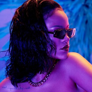 Rihanna pose pour la promotion du nouveau soutien-gorge de sa marque Savage X Fenty.