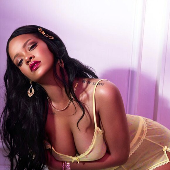 Rihanna pose pour la campagne de sa marque Savage X Fenty.