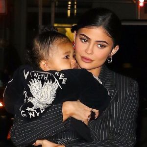 Kylie Jenner a été aperçue avec sa fille Stormi dans les bras alors qu'elle se rend au restaurant Nobu à New York. La jeune milliardaire invite sa fille en tête à tête pour un diner branché, le 3 mai 2019.