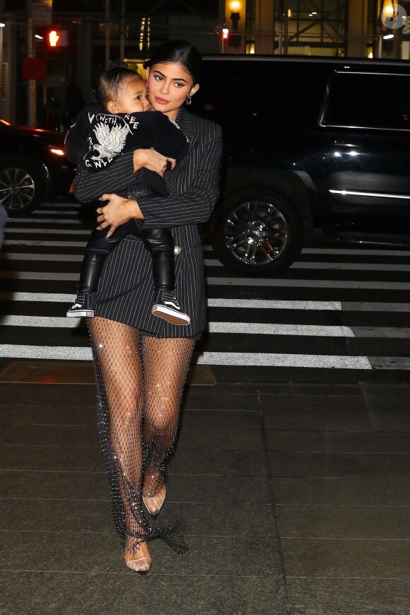 Kylie Jenner a été aperçue avec sa fille Stormi dans les bras alors qu'elle se rend au restaurant Nobu à New York. La jeune milliardaire invite sa fille en tête à tête pour un diner branché, le 3 mai 2019.