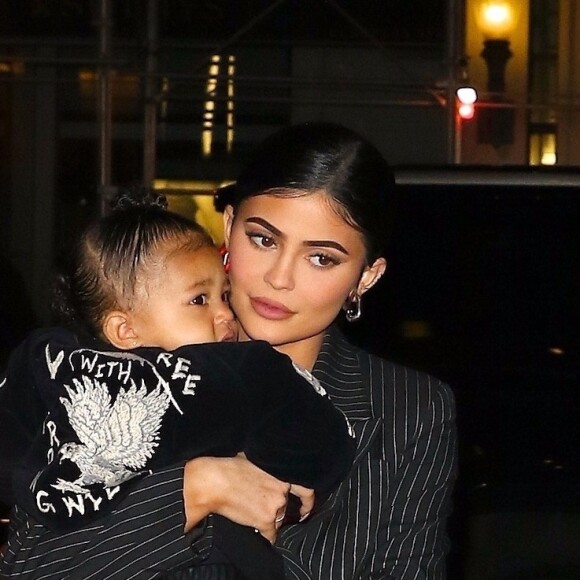 Kylie Jenner a été aperçue avec sa fille Stormi dans les bras alors qu'elle se rend au restaurant Nobu à New York. La jeune milliardaire invite sa fille en tête à tête pour un diner branché, le 3 mai 2019.