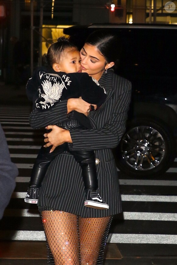 Kylie Jenner a été aperçue avec sa fille Stormi dans les bras alors qu'elle se rend au restaurant Nobu à New York. La jeune milliardaire invite sa fille en tête à tête pour un diner branché, le 3 mai 2019.