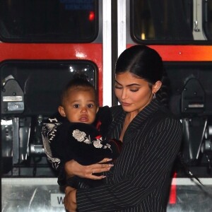 Kylie Jenner a été aperçue avec sa fille Stormi dans les bras alors qu'elle se rend au restaurant Nobu à New York. La jeune milliardaire invite sa fille en tête à tête pour un diner branché, le 3 mai 2019.