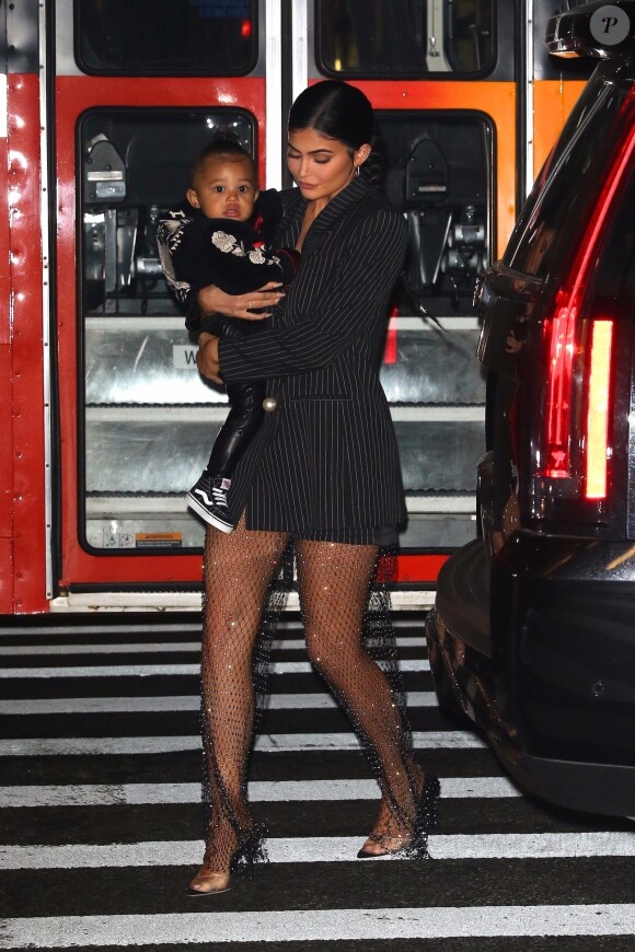 Kylie Jenner a été aperçue avec sa fille Stormi dans les bras alors qu'elle se rend au restaurant Nobu à New York. La jeune milliardaire invite sa fille en tête à tête pour un diner branché, le 3 mai 2019.