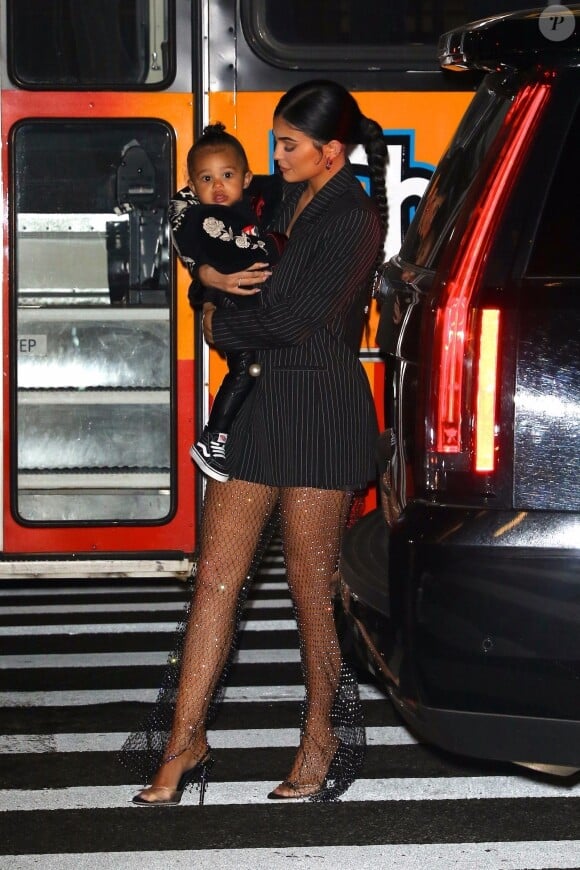 Kylie Jenner a été aperçue avec sa fille Stormi dans les bras alors qu'elle se rend au restaurant Nobu à New York. La jeune milliardaire invite sa fille en tête à tête pour un diner branché, le 3 mai 2019.