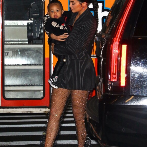 Kylie Jenner a été aperçue avec sa fille Stormi dans les bras alors qu'elle se rend au restaurant Nobu à New York. La jeune milliardaire invite sa fille en tête à tête pour un diner branché, le 3 mai 2019.