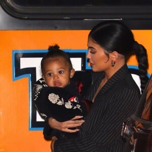 Kylie Jenner a été aperçue avec sa fille Stormi dans les bras alors qu'elle se rend au restaurant Nobu à New York. La jeune milliardaire invite sa fille en tête à tête pour un diner branché, le 3 mai 2019.