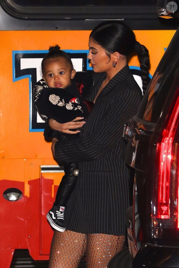 Kylie Jenner a été aperçue avec sa fille Stormi dans les bras alors qu'elle se rend au restaurant Nobu à New York. La jeune milliardaire invite sa fille en tête à tête pour un diner branché, le 3 mai 2019.