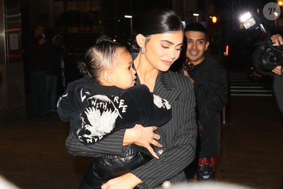 Kylie Jenner a été aperçue avec sa fille Stormi dans les bras alors qu'elle se rend au restaurant Nobu à New York. La jeune milliardaire invite sa fille en tête à tête pour un diner branché, le 3 mai 2019.