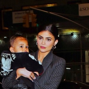 Kylie Jenner a été aperçue avec sa fille Stormi dans les bras alors qu'elle se rend au restaurant Nobu à New York. La jeune milliardaire invite sa fille en tête à tête pour un diner branché, le 3 mai 2019.