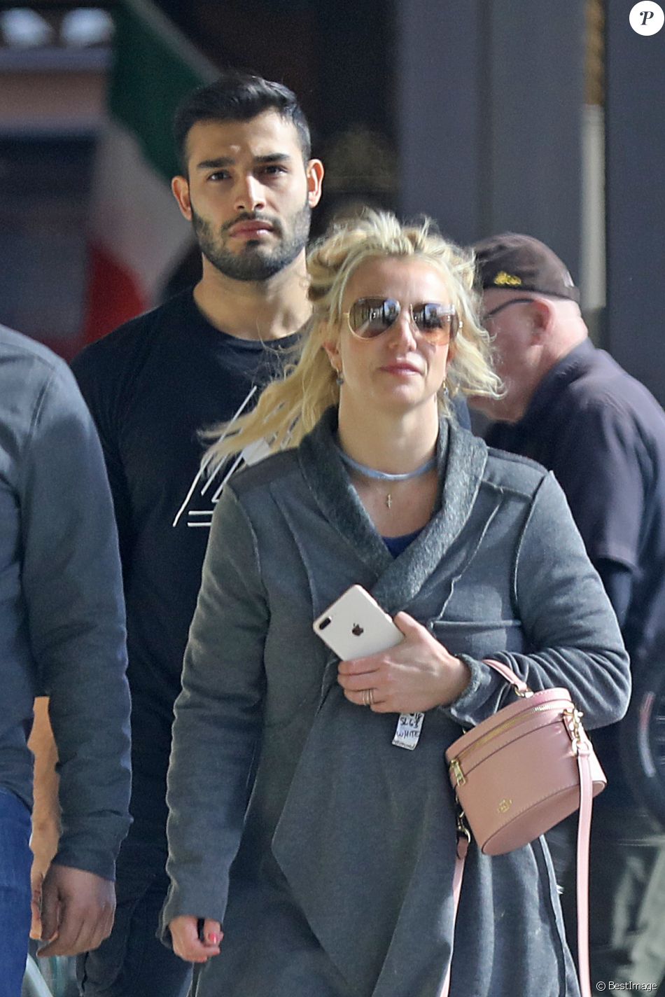 Exclusif - Britney Spears et son compagnon Sam Asghari se font plaisir au In-N-Out Burger à Los Angeles, Californie, Etats-Unis, le 6 janver 2019. Britney et Sam se rendent en Mercedes au driving du In-N-Out Burger et on aperçoit Britney manger dans la voiture. Le couple se rend ensuite dans une boutique de vélo pour acheter un VTT. Britney a décide de faire une pause dans sa carrière pour s&#039;occuper de son père malade.