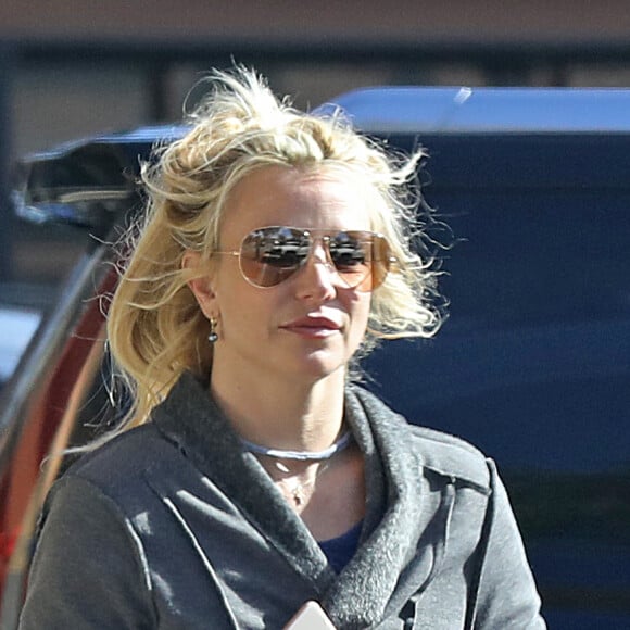 Exclusif - Britney Spears et son compagnon Sam Asghari se font plaisir au In-N-Out Burger à Los Angeles, Californie, Etats-Unis, le 6 janver 2019. Britney et Sam se rendent en Mercedes au driving du In-N-Out Burger et on aperçoit Britney manger dans la voiture. Le couple se rend ensuite dans une boutique de vélo pour acheter un VTT. Britney a décide de faire une pause dans sa carrière pour s'occuper de son père malade.