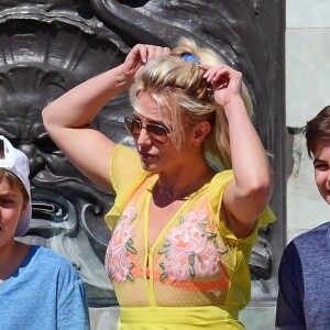 Exclusif - Britney Spears et ses enfants Jayden et Sean visitent Buckingham Palace et les autres attractions touristiques, accompagnés par deux gardes du corps. Londres, le 3 août 2018.